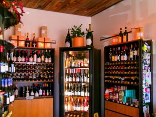 Intérieur d'une boutique de vin aux étagères garnies de bouteilles