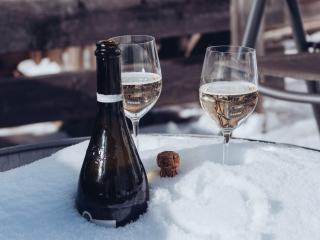 Bouteille et verres de vin blanc posés dans la neige pour le rafraîchir