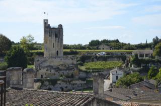 Tour du Roy de Saint-Émilion dominant les toits et les vignes