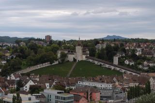 Vue aérienne de la forteresse du Munot à Schaffhouse, entourée de vignes et de toits